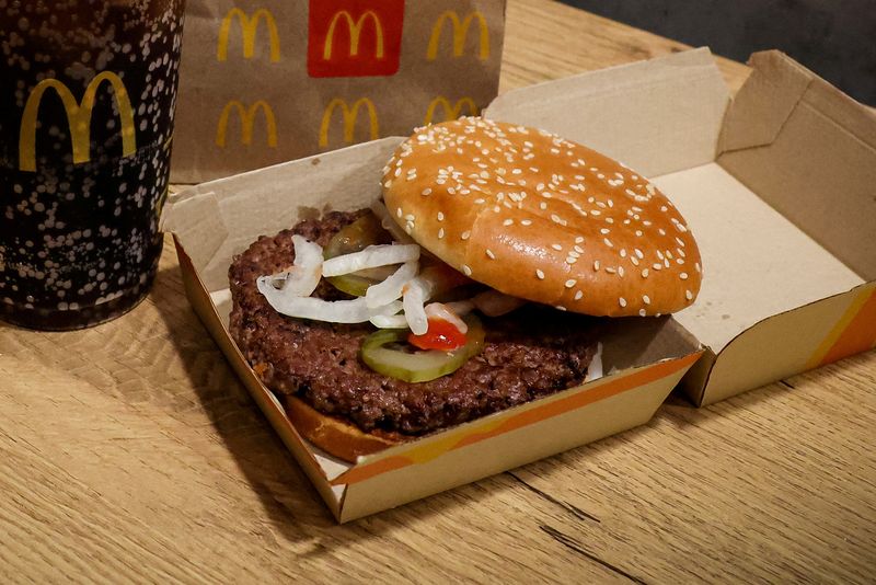 © Reuters. FILE PHOTO: A McDonald's Quarter Pounder hamburger and coke, are seen in an illustration picture taken in New York City, U.S., October 24, 2024.  REUTERS/Brendan McDermid/File Photo