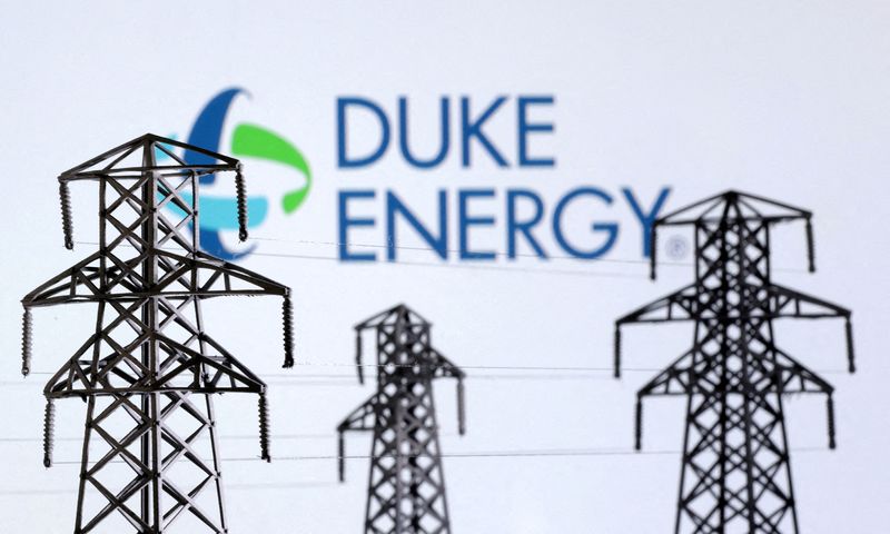 © Reuters. FILE PHOTO: Electric power transmission pylon miniatures and Duke Energy logo are seen in this illustration taken December 9, 2022. REUTERS/Dado Ruvic/Illustration/File Photo