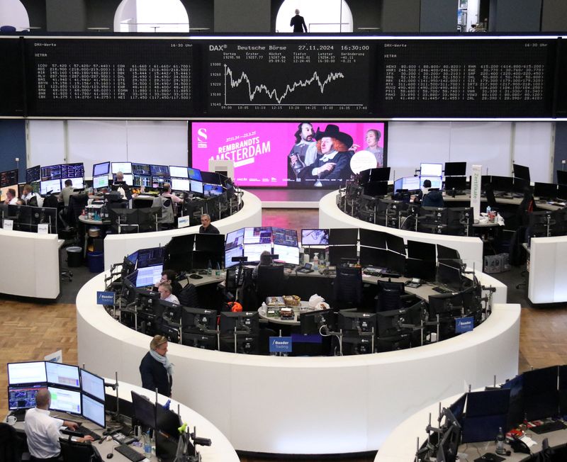 © Reuters. FILE PHOTO: The German share price index DAX graph is pictured at the stock exchange in Frankfurt, Germany, November 27, 2024.    REUTERS/Staff/File Photo